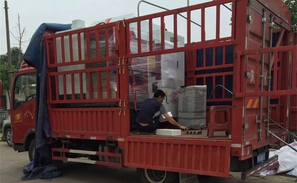 650數(shù)控雕銑機(jī)裝車 650數(shù)控雕銑機(jī)裝車